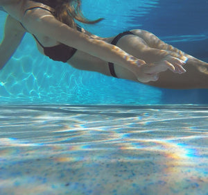 Underwater with elles swim in the runched bikini bottoms.